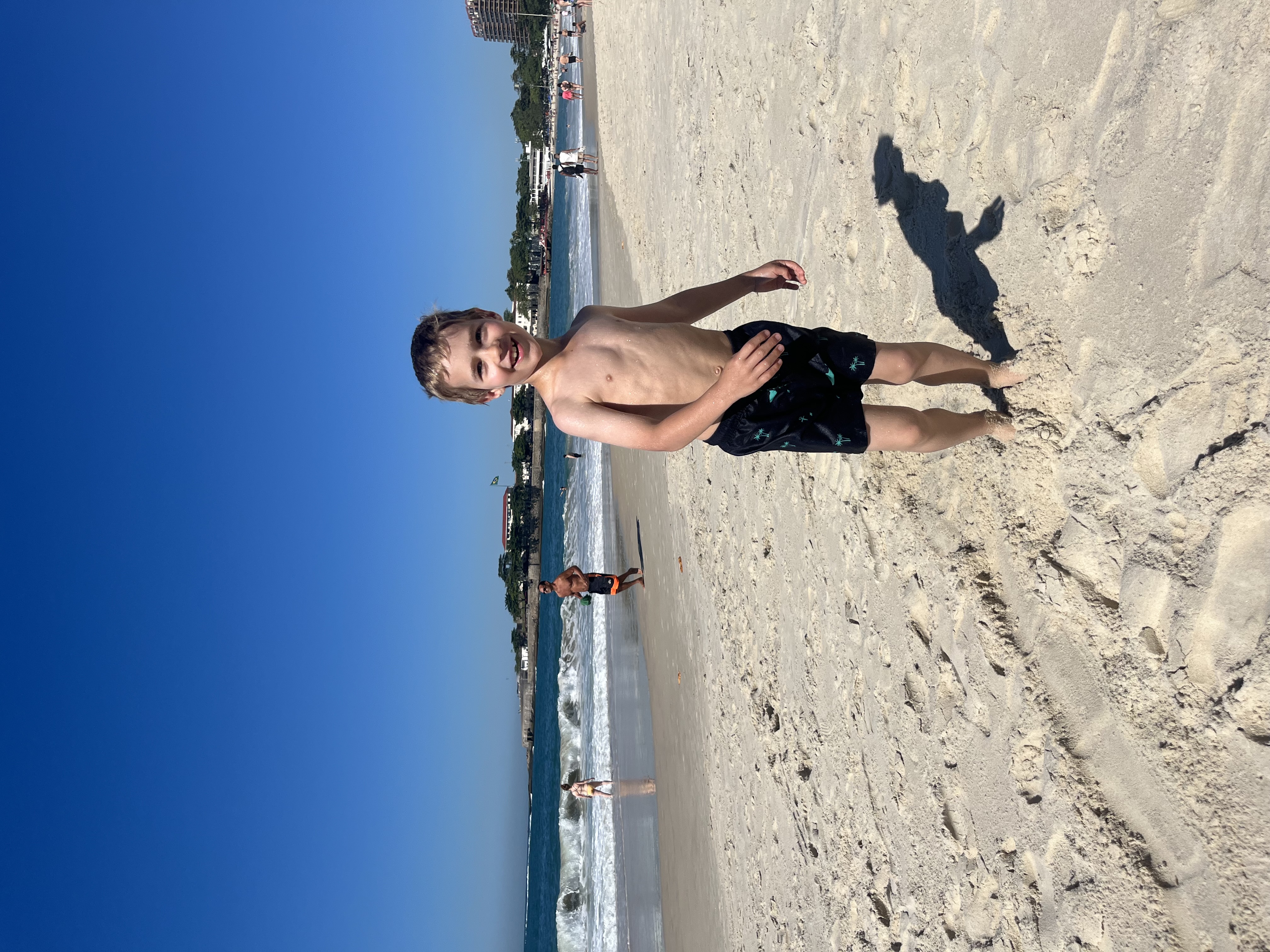 Tolle Wellen an der Copacabana in Rio.